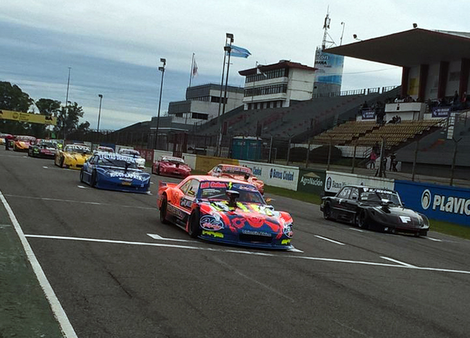 Largada de la final de la Clase A con un Guillermo Ferrón moviendo desde el primer cajón con la Dodge del AF Racing-Tartara.